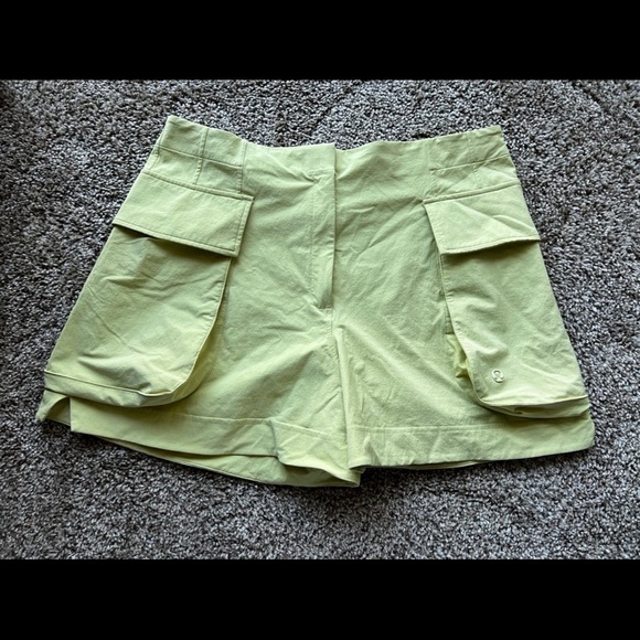 Lululemon Relaxed-Fit Super-High-Rise Cargo Short 4" Finch Yellow - Picture 1 of 3